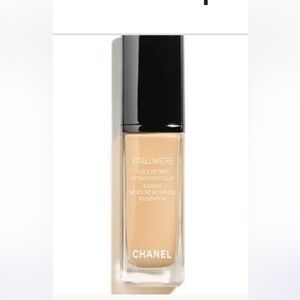 CHANEL Vitalumière Radiant Moisture Foundation - Beige